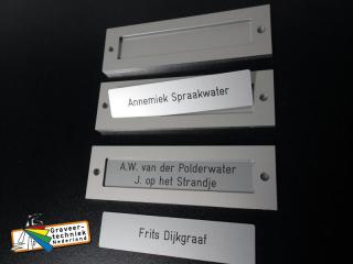 Naamplaat houder 100x30mm aluminium met een tussen-inschuif plaatje, met 2 gaatjes aan de zijkant.